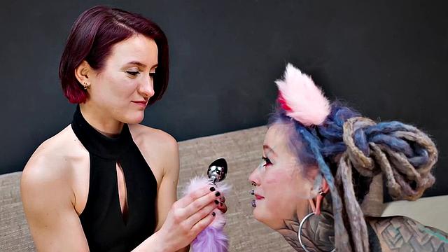 Татуированная кошка слушается хозяйку и раздвигает попку для анального фана