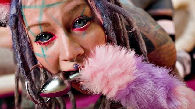 Татуированная кошка слушается хозяйку и раздвигает попку для анального фана