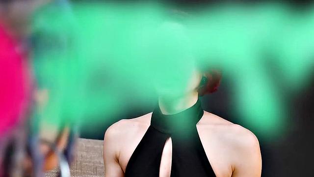 Татуированная кошка слушается хозяйку и раздвигает попку для анального фана