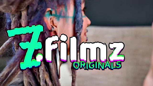 Татуированная кошка слушается хозяйку и раздвигает попку для анального фана