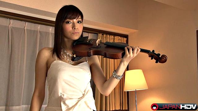Sexy Yuria Tominaga is very beautiful in her white dress. The babe plays violin very well but do you thing that she can slide her bow in a other place ?