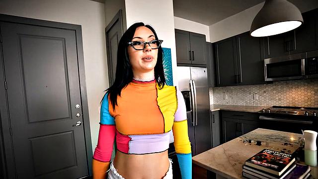 Брюнетка в очках изменяет и отрывается в постели