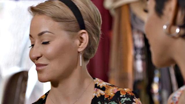 похотливая жена не может оторваться от зрелища как трахают силиконовую тёлку мужа