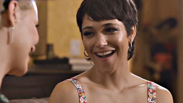 похотливая жена не может оторваться от зрелища как трахают силиконовую тёлку мужа