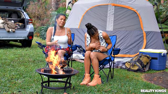 Сарай Минкс и Майя Фаррелл жарко лижут друг другу киски у костра и трахаются в палатке, наслаждаясь лесной ночью.