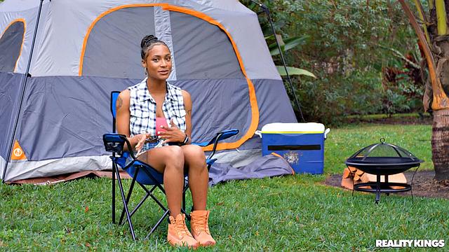 Сарай Минкс и Майя Фаррелл жарко лижут друг другу киски у костра и трахаются в палатке, наслаждаясь лесной ночью.