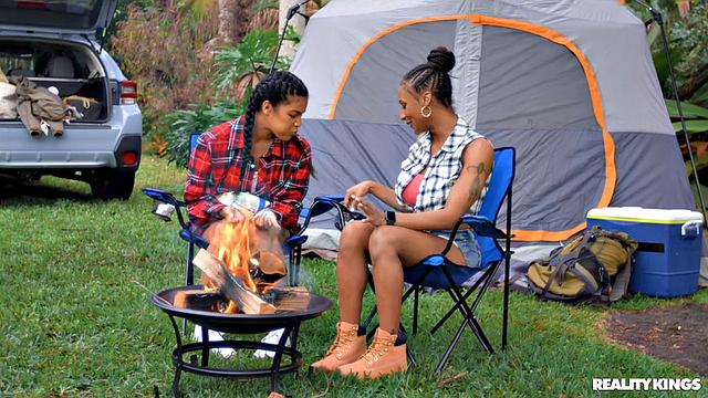 Сарай Минкс и Майя Фаррелл жарко лижут друг другу киски у костра и трахаются в палатке, наслаждаясь лесной ночью.