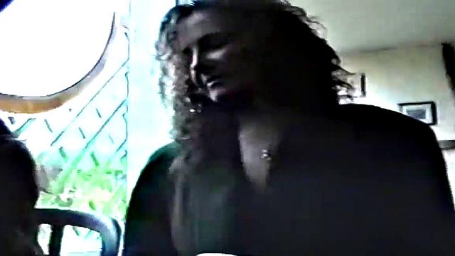 Сочная зрелая выставляет грудь на улице и даёт её мять