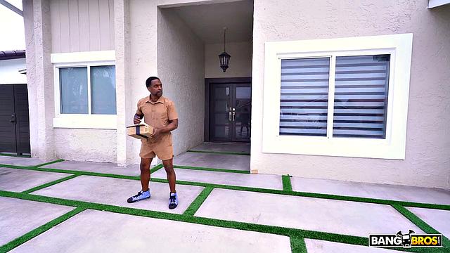 курьер хватает её жопу и жёстко трахает до изнеможения