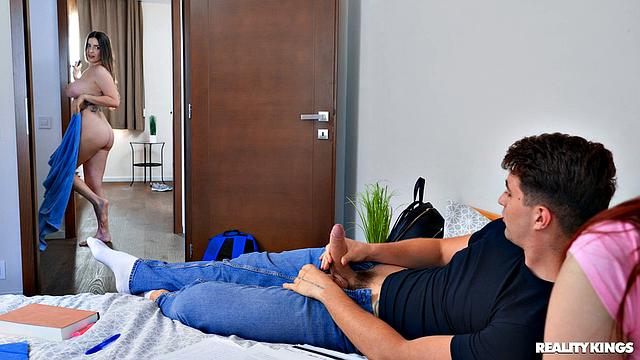 Shower Sex With Sexy Roommate