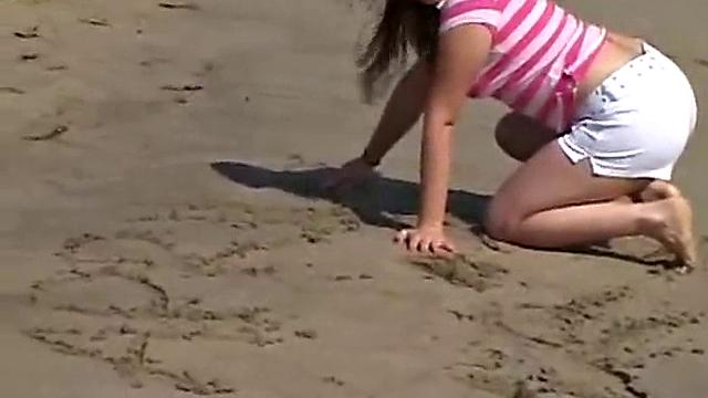 little april выгуливает свои формы по пляжу и цепляет взгляды