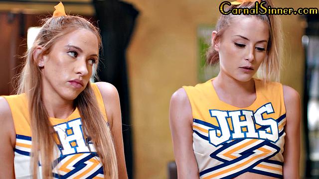 две страстные 21-летние подруги вместе катаются на члене втроем