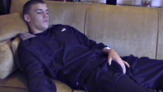 Лэнс дрочит свой член и кончает на камеру для парней геев.