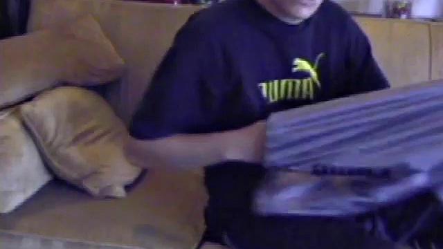 Лэнс дрочит свой член и кончает на камеру для парней геев.