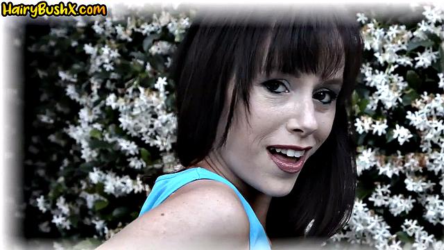 Зрелая с большими сиськами глубоко глотает и прыгает на члене любовника перед классическим сексом.