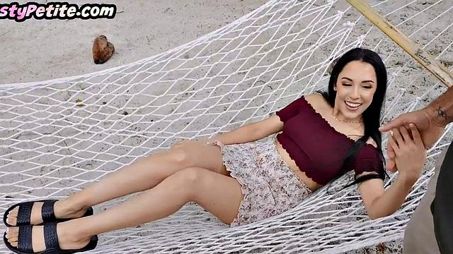 миниатюрная брюнетка катается на большом члене и получает по полной