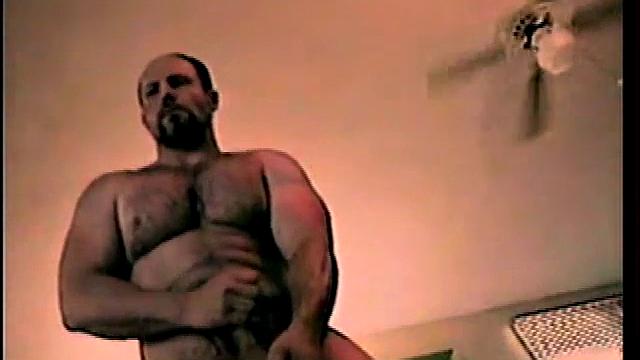 волосатый качок забавляется с помпой и устраивает фонтан