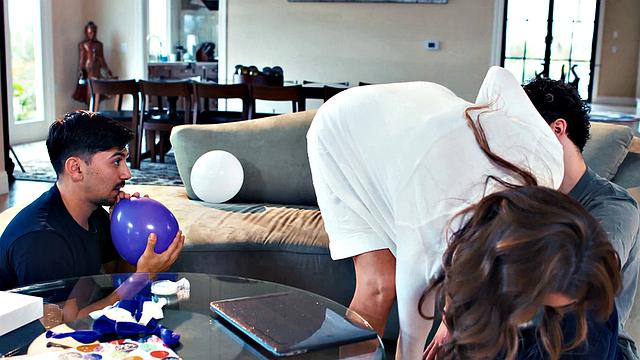 зрелая милашка трахается втроём с пасынком и его другом