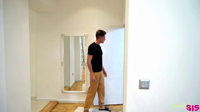 In My Stepsister's Bedroom - S26:E9