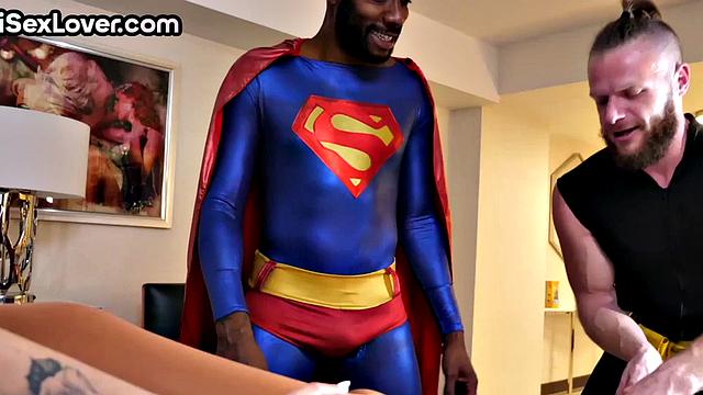 бисексуальная зрелая в спандексе отдается в косплейной тройке