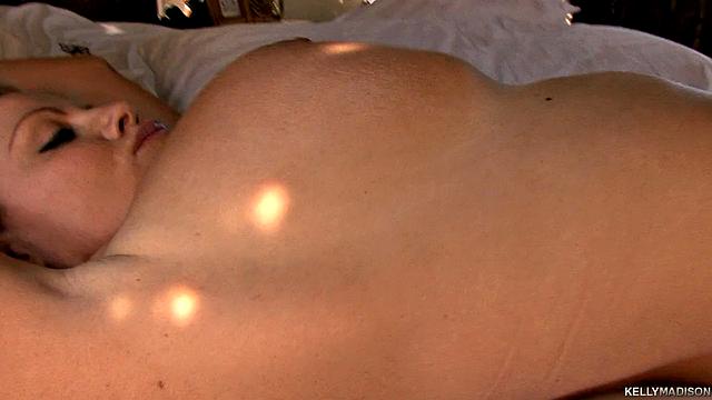 kelly madison трёт свои огромные сиськи и твёрдые соски в спальне