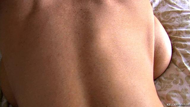 kelly madison трёт свои огромные сиськи и твёрдые соски в спальне