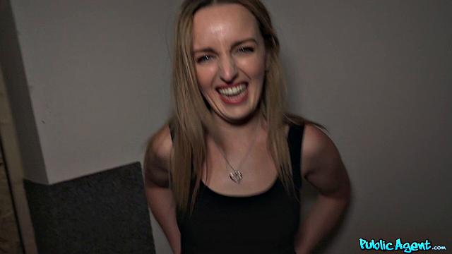 Блондинка Charlie Forde сосет и получает сперму на лицо от Erik Everhard в студии кастинга.