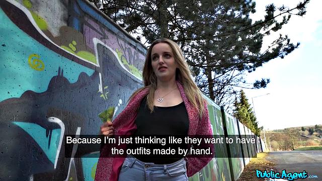 Блондинка Charlie Forde сосет и получает сперму на лицо от Erik Everhard в студии кастинга.