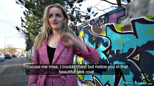 Блондинка Charlie Forde сосет и получает сперму на лицо от Erik Everhard в студии кастинга.