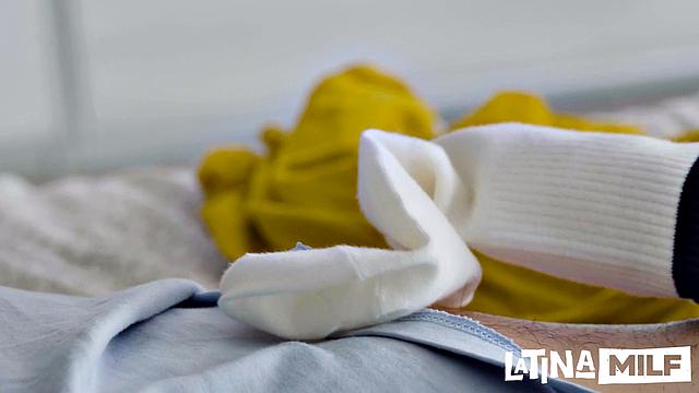 сосед застал её за йогой и жёстко оттрахал