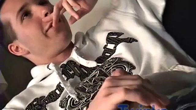 Джейк П дрочит соло и думает, когда наконец-то сделает предложение