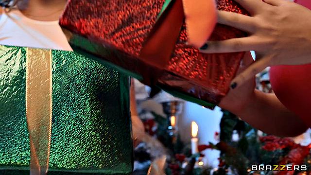 Праздничный трах с пышногрудыми подругами и удивлённым парнем на диване - Дед Мороз в шоке, подарки не понадобились!