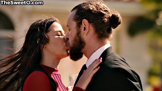 На природе: миниатюрная дамочка получает по полной, а комары только завидуют.