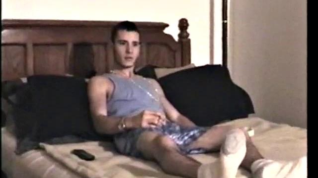 Гей-новичок Адам дрочит и кончает на камеру.