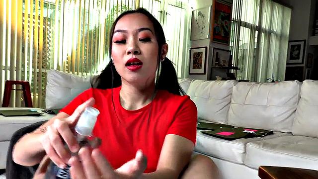 HJ loving asian babe teases lover