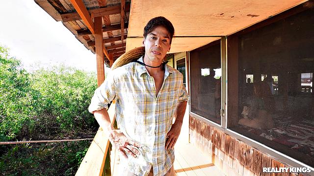 рыжие вытворяют грязное на болоте, парень не отстаёт