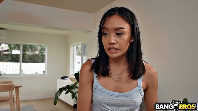 Jade Kimiko соблазняет отчима горячим массажем и жестко трахается с ним на всех позах, пока мама не видит.