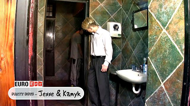 Пати-парни Джесси и Камык трахаются - Джесси и Камык