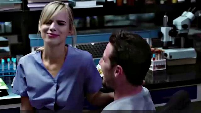 скаут тейлор-комптон раздевается, джиллиан джэнсон устраивает шоу