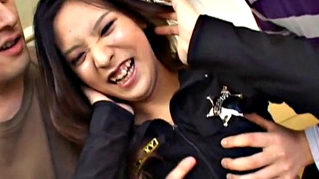 азиатская красотка глубоко сосёт и глотает сперму в жёстком тройничке