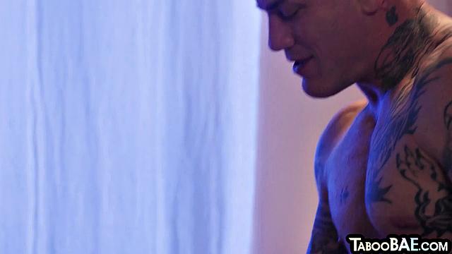 Хрупкая красотка с упругой задницей жестко отдается на четвереньках мускулистому красавцу.