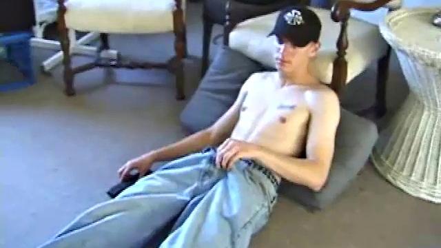 Тайлер срывает одежду, не щадя член, и мощно кончает на грудь