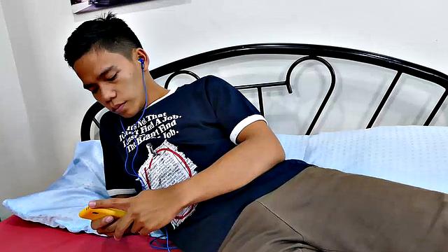 Gay Asian twink Marcon tries to not jerk off so much by listening to some tunes. But his obsession with male feet keeps him thinking about feet most of the time. Marcon gives in and starts feeling horny, needing to have a wank.