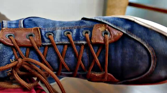 Gay Asian twink Marcon tries to not jerk off so much by listening to some tunes. But his obsession with male feet keeps him thinking about feet most of the time. Marcon gives in and starts feeling horny, needing to have a wank.