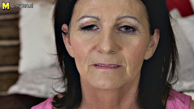 развратная зрелая хозяйка ласкает мокрую киску