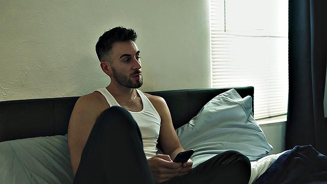 Experienced Sex Worker Teaches Newbie Roommate How To Film - Liam Hunt, Sumner Blayne - DisruptiveFilms