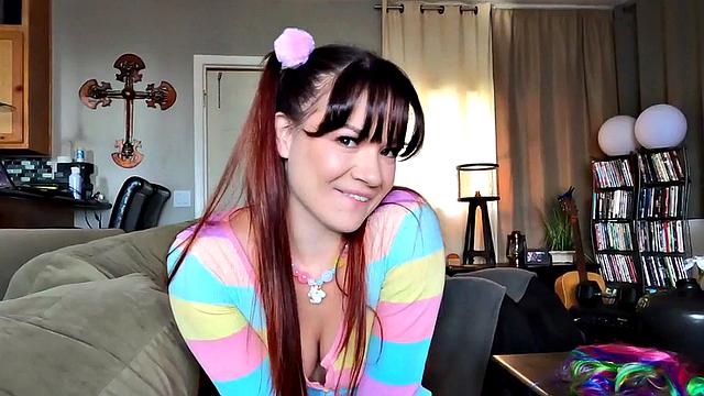 отчиму сегодня повезло: взрослая с пирсингом скачет и подставляет попку