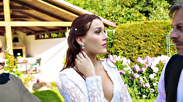 Невеста решает долги, демонстрируя золотую дырочку