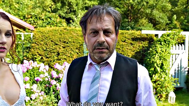 Невеста решает долги, демонстрируя золотую дырочку