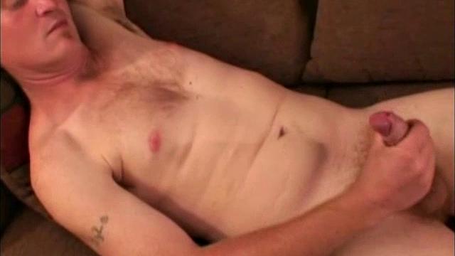 Ли дрочит с наслаждением и мощно кончает